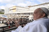 Reaparece Papa Francisco tras ser dado de alta  Reaparece Papa Francisco tras ser dado de alta