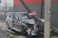 Conductor se estrella contra tres postes al sur de Monterrey