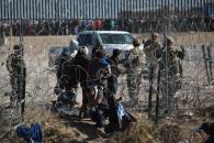 EU evalúa plan para que militares retengan a migrantes en frontera