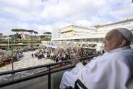 Regresa el Papa al Vaticano; saluda a los feligreses Regresa el Papa al Vaticano; saluda a los feligreses