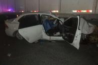 Muere conductor al estrellar auto contra caja de tráiler en Escobedo