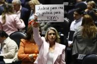 Protestan mujeres el desafuero de Cuauhtémoc Protestan mujeres el desafuero de Cuauhtémoc