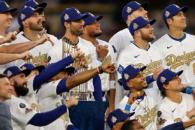 Presumen Dodgers su anillo de campeón Presumen Dodgers su anillo de campeón
