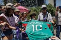 Feministas queman playera de Cuauhtémoc Blanco en protesta Feministas queman playera de Cuauhtémoc Blanco en protesta