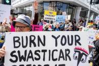 Protestan Cientos contra Elon Musk en EU Protestan Cientos contra Elon Musk en EU