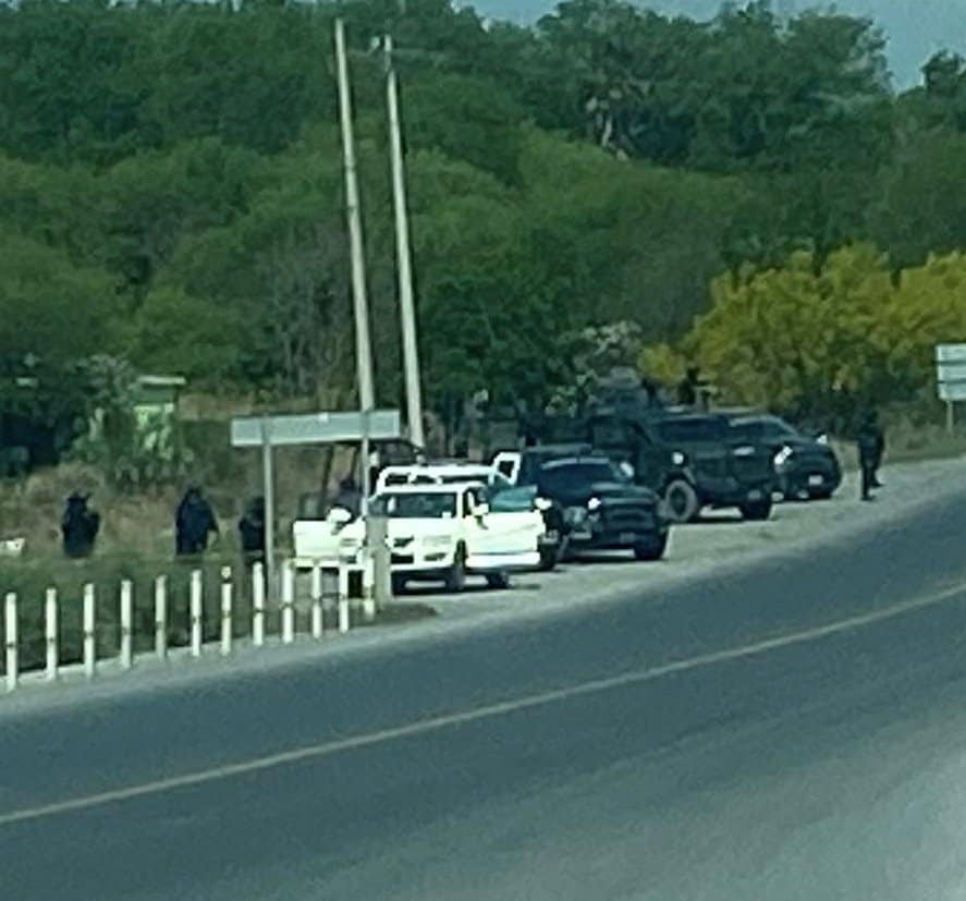 Elementos de Fuerza Civil, aseguraron una camioneta que fue dejada abandonada en el municipio de Linares, con cartuchos para armas de uso exclusivo de la OTAN y manchas hemáticas.