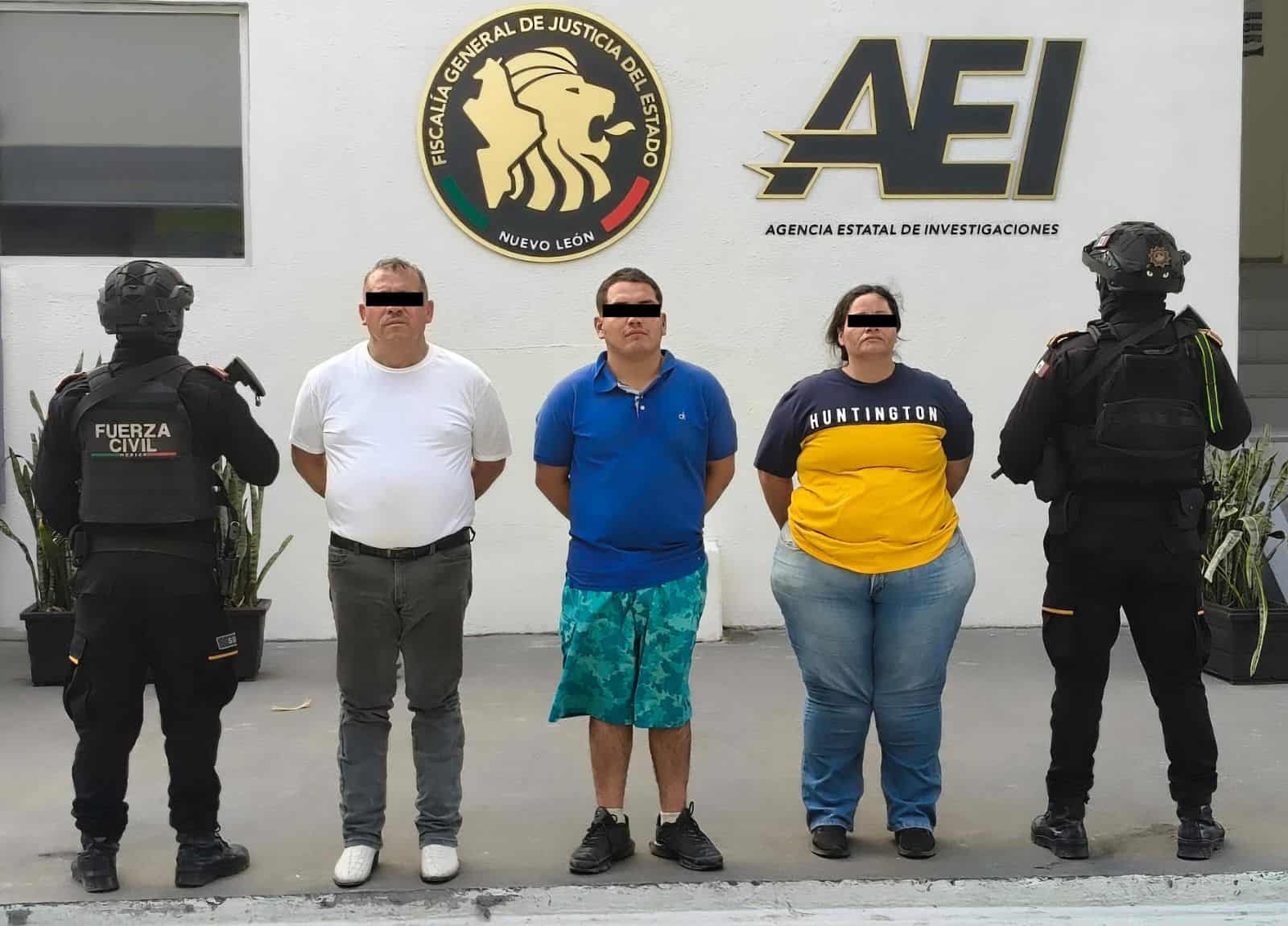 Tres presuntos integrantes y un adolescente pertenecientes a un grupo de la delincuencia organizada con presencia nacional, fueron detenidos por el operativo Muralla, en Salinas Victoria.