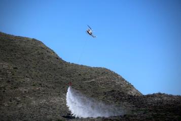 Continúa el combate a incendio forestal en García