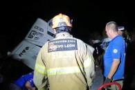 Vuelca tráiler en carretera y mujer queda prensada Vuelca tráiler en carretera y mujer queda prensada