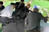 Colapsa plataforma en pleno funeral en Pennsylvania