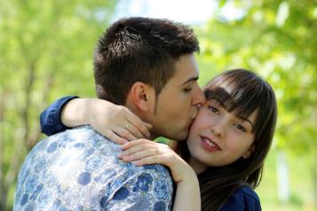 Día Internacional del Beso 2025