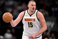 Promedia Jokic un triple-doble Promedia Jokic un triple-doble