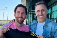 Chaco Giménez le regala a Messi el jersey de su hijo Santiago Chaco Giménez le regala a Messi el jersey de su hijo Santiago