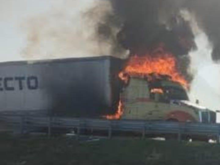 Fallece trailero calcinado luego de choque e incendio Fallece trailero calcinado luego de choque e incendio