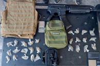 Cae con arma larga de juguete Cae con arma larga de juguete