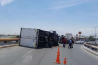 Vuelca tráiler en San Nicolás Vuelca tráiler en San Nicolás