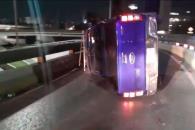 Se vuelca en su camioneta y se va Se vuelca en su camioneta y se va
