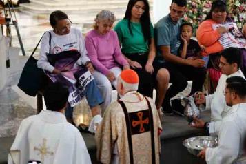 Lava los pies Cardenal a buscadoras en la Catedral