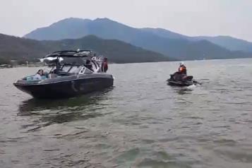 Rescatan a tres personas tras hundirse lancha en la Presa La Boca