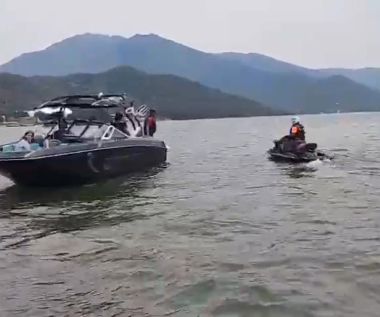 Rescatan a tres personas tras hundirse lancha en la Presa La Boca Rescatan a tres personas tras hundirse lancha en la Presa La Boca