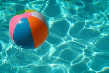 Muere niño tras caer a alberca