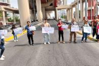 Exigen con bloqueo atención médica para una persona internda