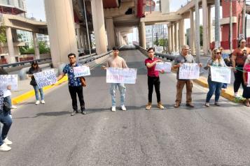 Exigen con bloqueo atención médica para una persona internda