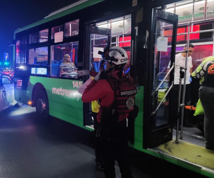 Choque entre auto y unidad de Ecovía deja 9 lesionados Choque entre auto y unidad de Ecovía deja 9 lesionados
