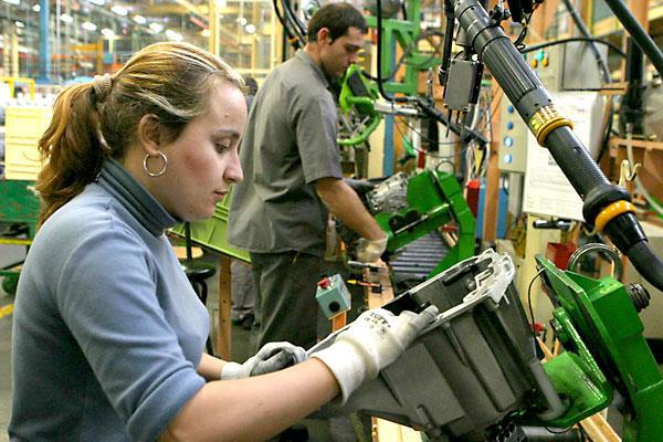 Persistente brecha salarial: mujeres ganan 15% menos Persistente brecha salarial: mujeres ganan 15% menos