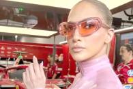 Impacta Jennifer Lopez con traje rosa de latex en F1