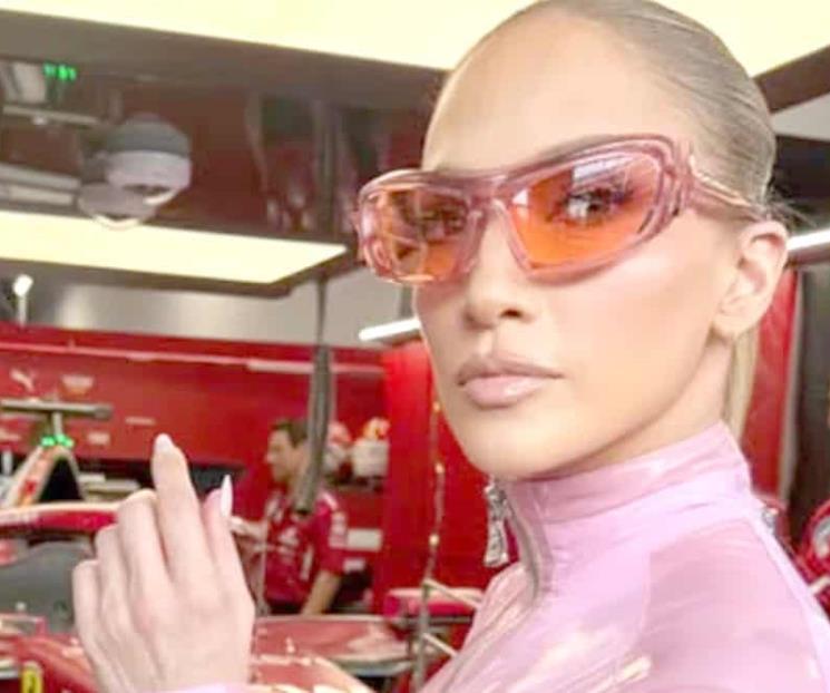 Impacta Jennifer Lopez con traje rosa de latex en F1