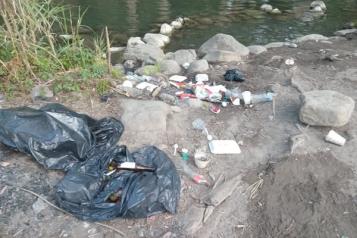 Dejan paseantes toneladas de basura en el Río Ramos