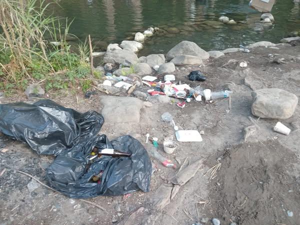 Dejan paseantes toneladas de basura en el Río Ramos