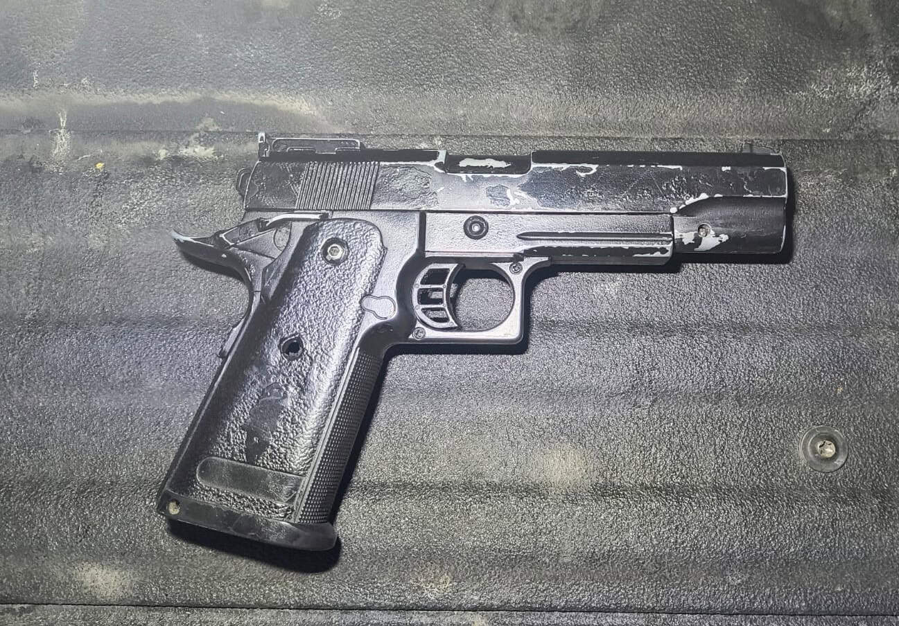Un menor que iba a bordo de un automóvil de alquiler, fue detenido por oficiales de la Policía de Monterrey, luego de que se le encontró un arma de fuego y ocho envoltorios con una sustancia similar a la droga tipo cristal, en la Colonia Cumbres San Agustín, al poniente de la ciudad.
