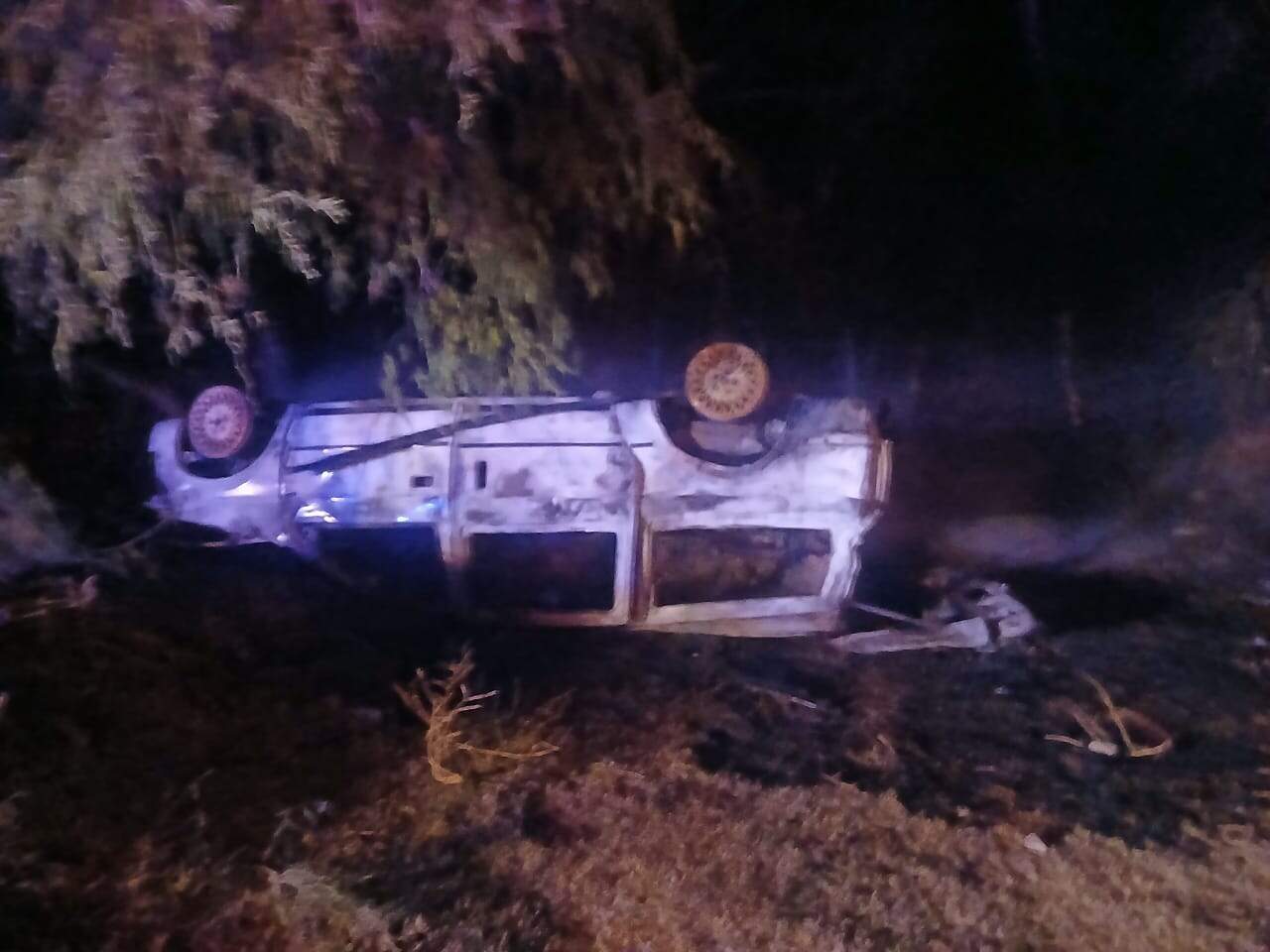 La volcadura e incendio de una camioneta, dejó a una persona de la tercera edad sin vida y tres lesionados, la noche del sábado en el municipio de Doctor Arroyo.