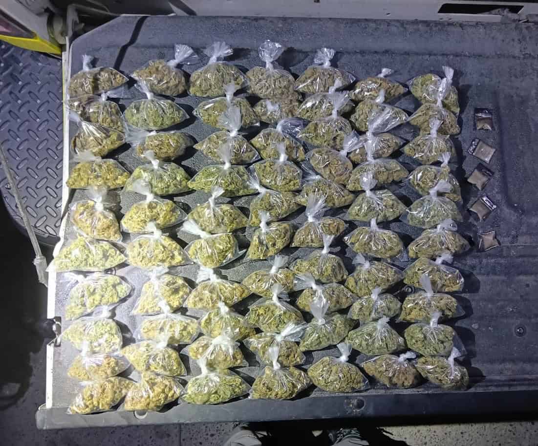 Un joven fue detenido por oficiales de la Policía de Monterrey, al encontrarle   75 envoltorios con hierba verde similar a la mariguana y sustancias sólidas con las características de la cocaína en piedra, en la zona del Mesón Estrella, en el centro de Monterrey.