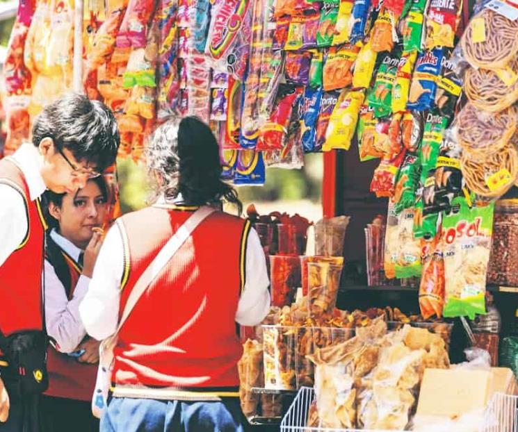 Descarta SEP eliminar la prohibición de comida chatarra