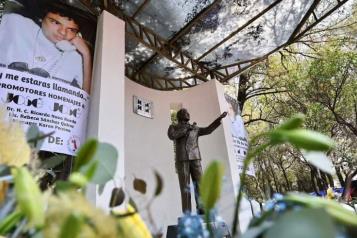 Celebran el Día de José José con cantos y aplausos