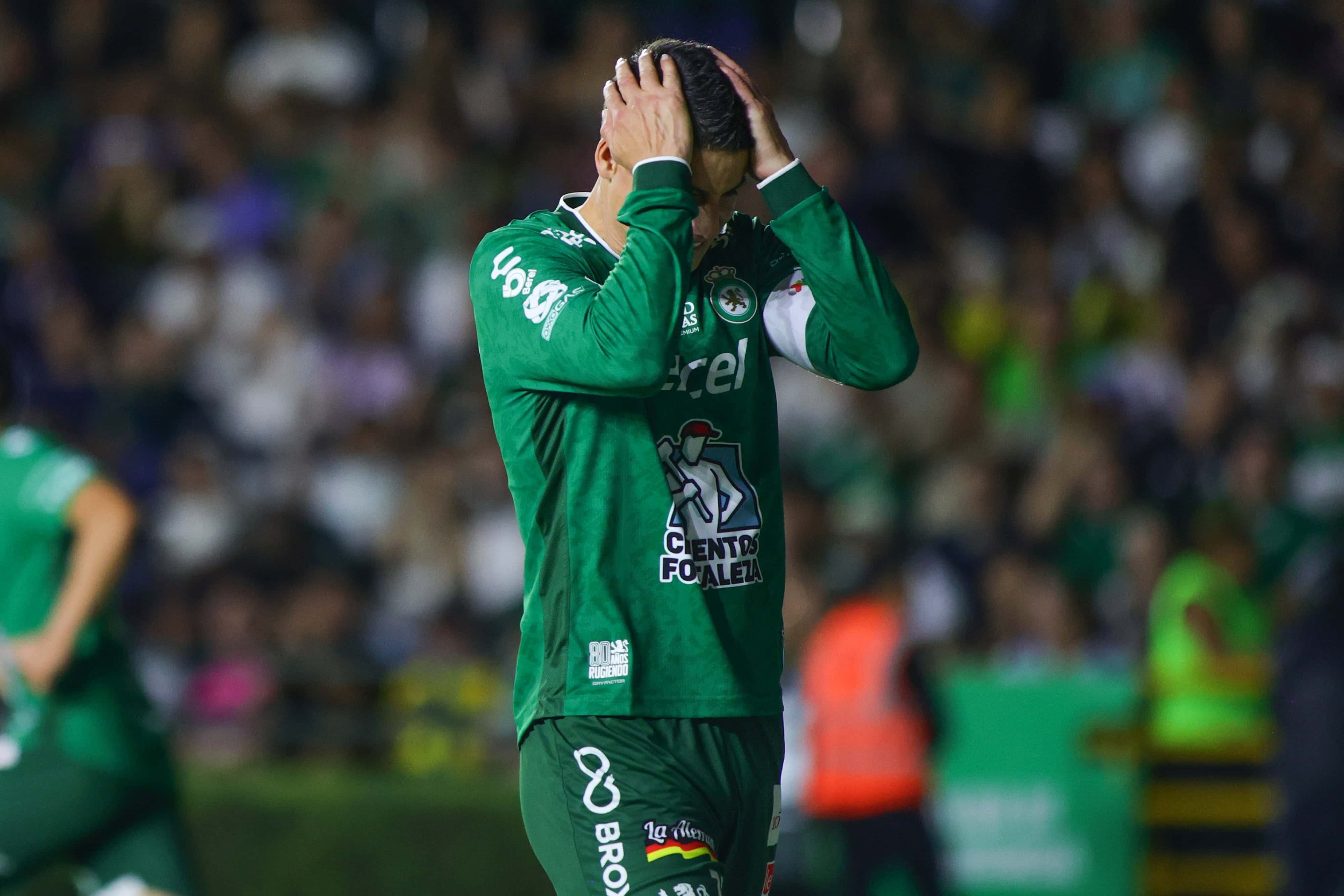 James Rodríguez es expulsado.