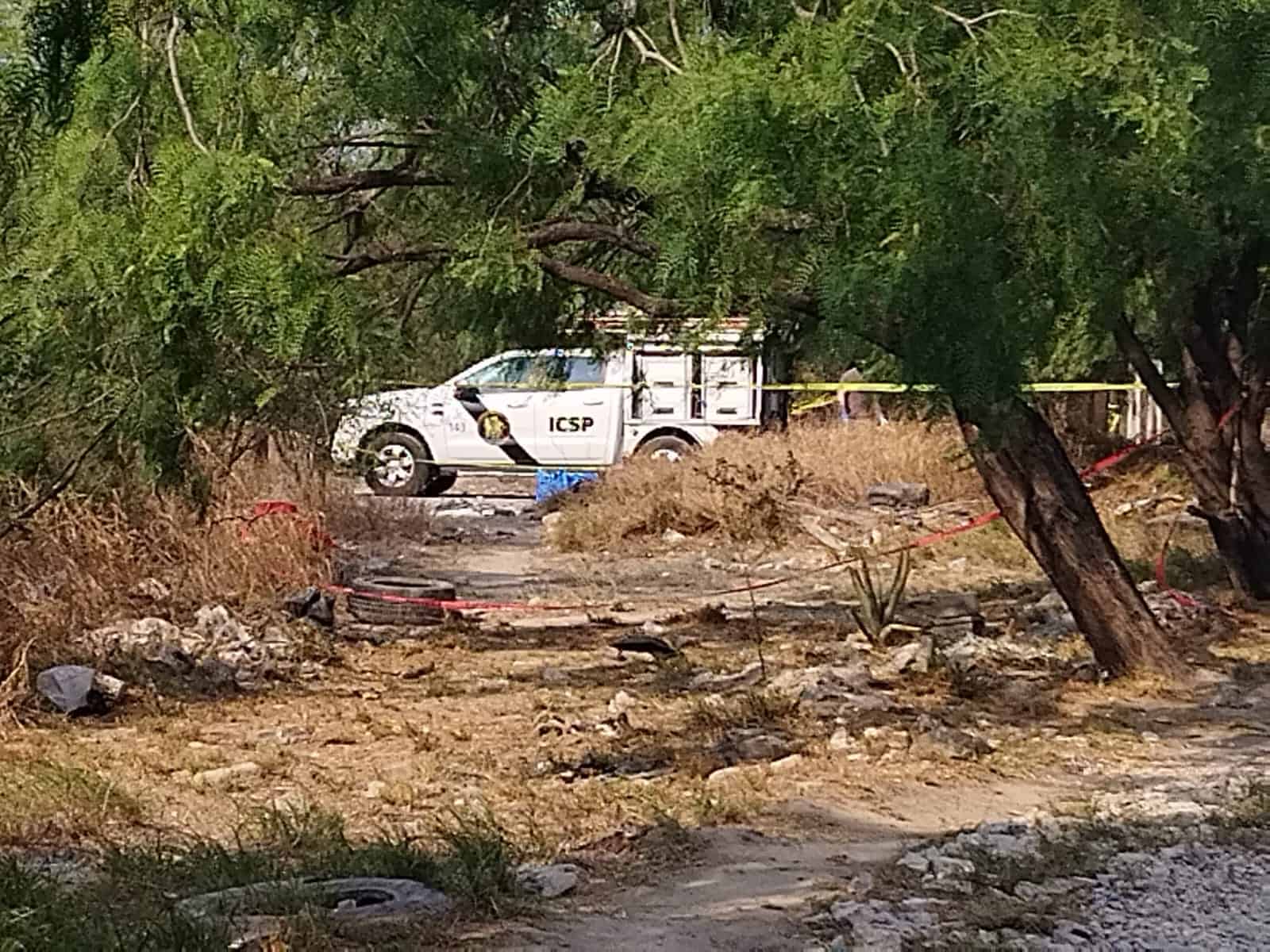 Un hombre fue hallado sin vida golpeado, atado de las manos y cubierto con lonas, en un terreno baldío en Escobedo.