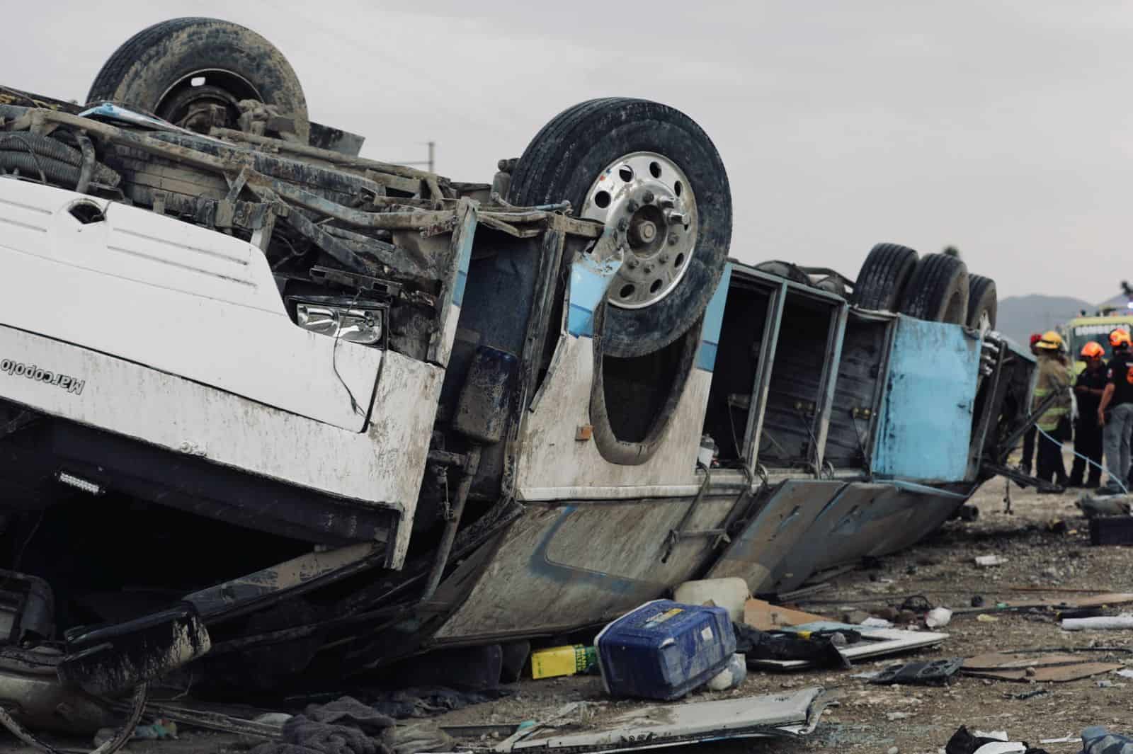 Dos comerciantes fallecidos y 15 más lesionados, fue el saldo que arrojó la volcadura de un autobús, en Galeana.