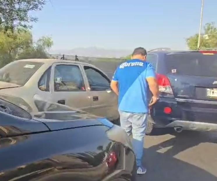 Deja choque tipo carambola un lesionado y caos vial
