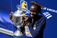 Lokedi impone récord en el maratón de Boston Lokedi impone récord en el maratón de Boston