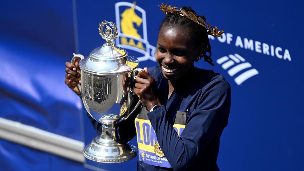 Lokedi impone récord en el maratón de Boston Lokedi impone récord en el maratón de Boston