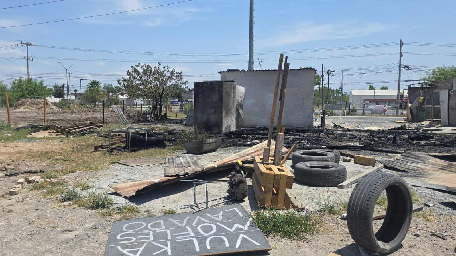 Un tejaban utilizado para guardar herramienta y diversos objetos, se incendió esta mañana, en un taller de mofles ubicado en el municipio de Salinas Victoria, sin que se reportaran lesionados.