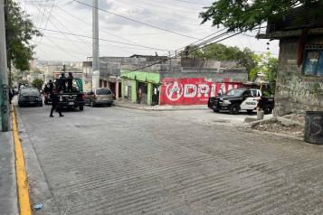 Atacan a balazos a adolescente