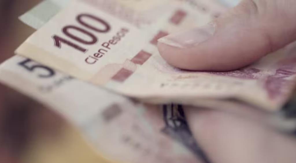 El peso se mantiene estable y cierra en 19.72