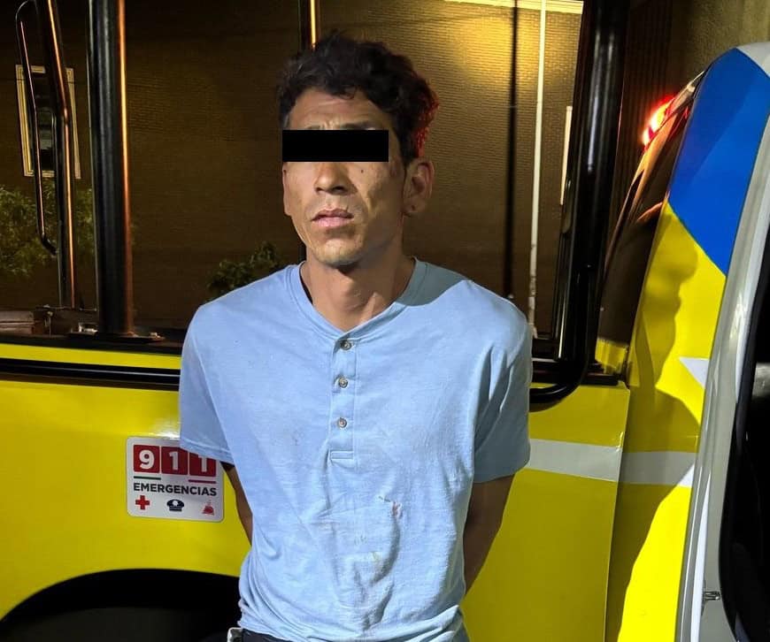 Un hombre fue detenido por oficiales de la Policía de Monterrey, tras presuntamente encontrarle nueve bolsas con una sustancia sólida con las características de la droga tipo cristal; además, es investigado por robo a negocios en la zona centro.