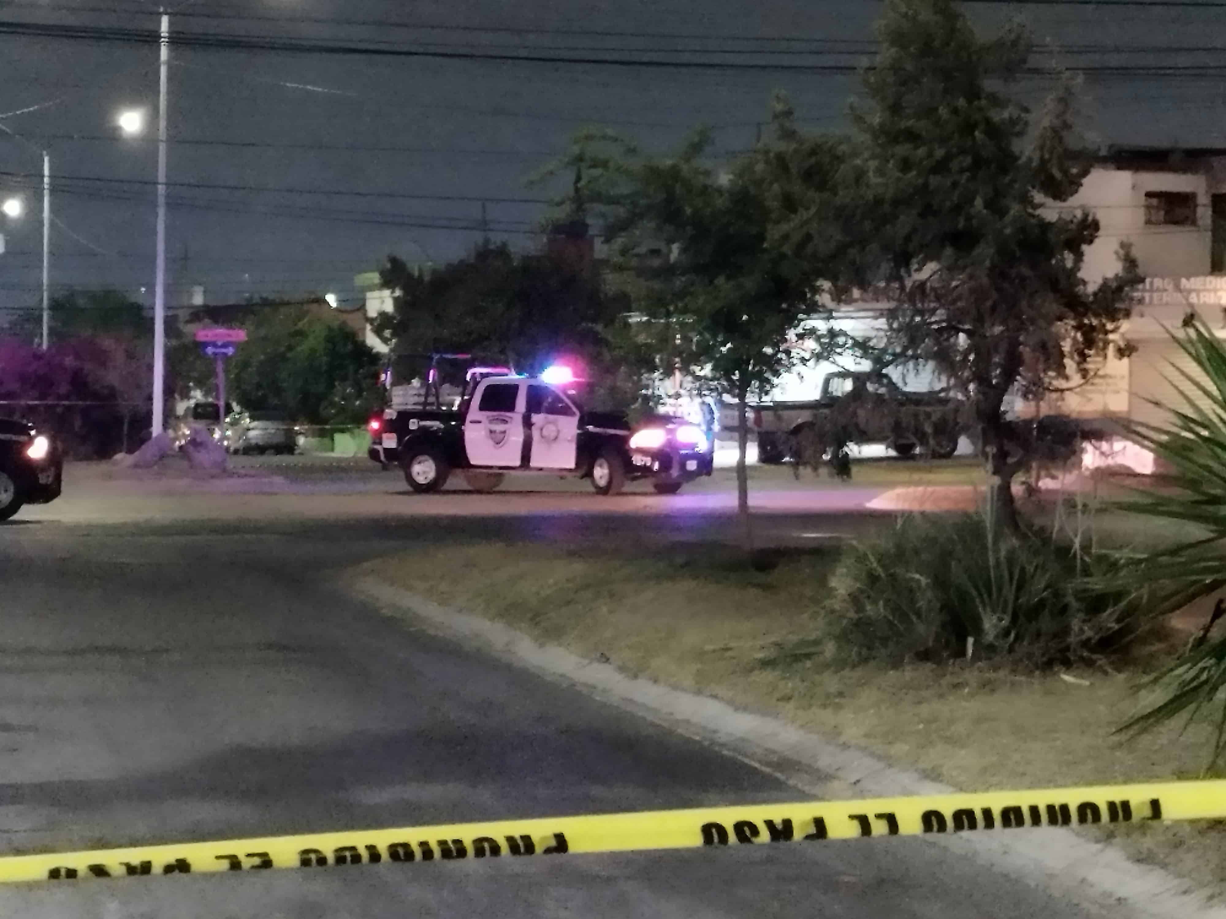 Cuando descendía de su vehículo un hombre fue ejecutado a balazos por al menos dos pistoleros quienes lograron evadir la justicia, en Apodaca.