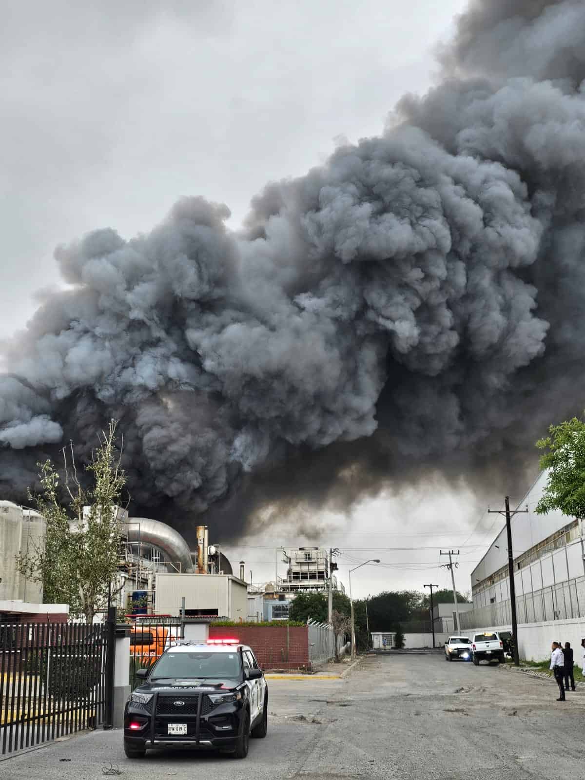 El incendio de una planta de la empresa Bachoco, en el Parque Industrial Monterrey, municipio de Apodaca, llevó ayer a la evacuación de más de 133 personas, sin que se reportaran lesionados.